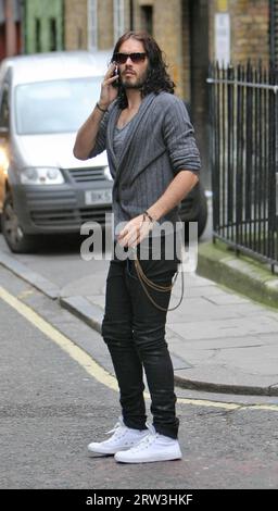 Londra, Regno Unito. 29 dicembre 2011. LONDRA, INGHILTERRA - DICEMBRE 29: Un Russell Brand dall'aspetto cupo trascorre il suo tempo costantemente al telefono mentre cammina nel West End di Londra senza la sua fede nuziale. Brand sta attualmente affrontando voci di una separazione dalla moglie cantautrice Katy Perry. Il 29 dicembre 2011 a Londra, in Inghilterra. Persone: Russell Brand Credit: Storms Media Group/Alamy Live News Foto Stock