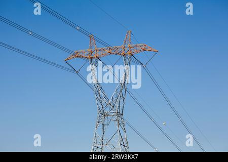 Poli di elettricità ad alta tensione simmetrici in Turchia Foto Stock