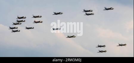 Duxford, Cambridgeshire, Regno Unito. 16 settembre 2023. Un'incredibile formazione di massa di Spitfire e Hurricanes, una delle più grandi mai esistite all'IWM Duxford, in commemorazione della Battaglia d'Inghilterra. Crediti: Stuart Robertson/Alamy Live News. Foto Stock