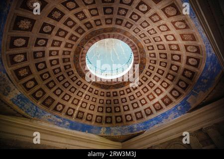 Vista dal basso della cupola ornata della Mansion Znamenskoye Rayok. Foto Stock