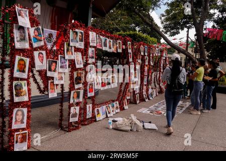 Chilpancingo, Guerrero, Messico. 16 settembre 2023. I parenti e gli amici delle persone scomparse hanno collocato le loro fotografie e i file di ricerca nella piazza principale della capitale Guerrerense nelle lettere che dicono "lunga vita al Messico" per le festività nazionali. (Immagine di credito: © David Juarez/ZUMA Press Wire) SOLO USO EDITORIALE! Non per USO commerciale! Foto Stock