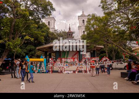 Chilpancingo, Guerrero, Messico. 16 settembre 2023. I parenti e gli amici delle persone scomparse hanno collocato le loro fotografie e i loro file di ricerca nella piazza principale della capitale Guerrerense per protestare contro la mancanza di attività delle autorità per scoprire dove si trovassero. (Immagine di credito: © David Juarez/ZUMA Press Wire) SOLO USO EDITORIALE! Non per USO commerciale! Foto Stock