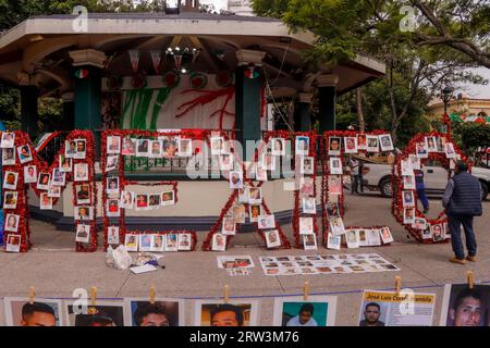 Chilpancingo, Guerrero, Messico. 16 settembre 2023. I parenti e gli amici delle persone scomparse hanno collocato le loro fotografie e i loro file di ricerca nella piazza principale della capitale Guerrerense per protestare contro la mancanza di attività delle autorità per scoprire dove si trovassero. (Immagine di credito: © David Juarez/ZUMA Press Wire) SOLO USO EDITORIALE! Non per USO commerciale! Foto Stock