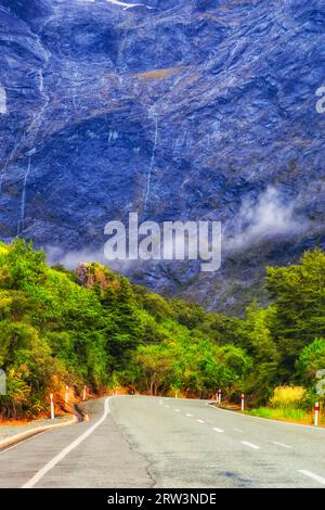 Autostrada 94 in nuova Zelanda, Milford Sound, guida nel profondo torrente stretto tra ripide montagne rocciose. Foto Stock