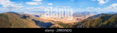 Ammira la valle di montagna dal punto di osservazione Pioneer sulla Thunderbolts Way della grande catena divisoria australiana. Foto Stock