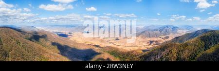 Vista panoramica aerea sulla valle di montagna dal punto di osservazione Pioneer sulla Thunderbolts Way della grande catena divisoria australiana. Foto Stock