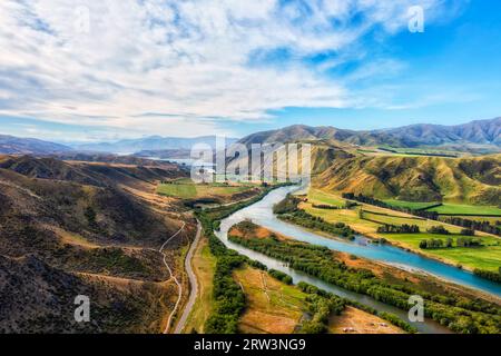 Fiume Waitaki nella panoramica area montana dell'Isola Sud in nuova Zelanda intorno alla città di Kurow. Foto Stock