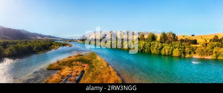 Isola panoramica nella città di Kurow di South Island in nuova Zelanda sul fiume Waitaki - panorama aereo. Foto Stock