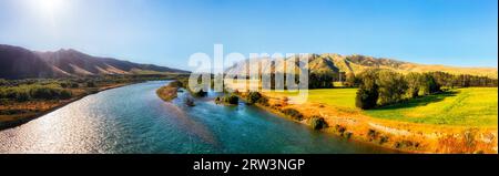 Valle del fiume Waitaki nella città di Kurow in nuova Zelanda, nella regione delle montagne, clima estivo soleggiato. Foto Stock