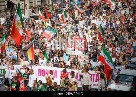 Roma, Italia. 16 settembre 2023. Donne e uomini con bandiere iraniane marciano per le strade di Roma mostrando foto delle vittime del regime iraniano durante la manifestazione per commemorare la morte di Mahsa Amini. Mahsa Amini, arrestato a Teheran il 13 settembre 2022 dalla polizia religiosa a causa della mancata osservanza della legge sul velamento obbligatorio. Morì in circostanze sospette dopo tre giorni in coma il 16 settembre 2022 all'età di 22 anni. Crediti: ZUMA Press, Inc./Alamy Live News Foto Stock