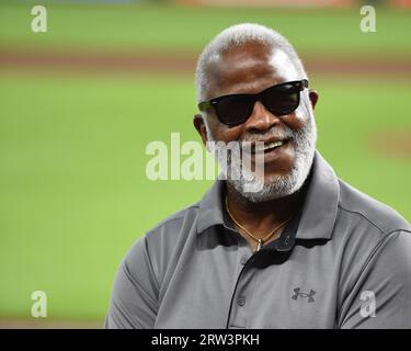 Il running back degli Houston Oilers Pro Football Hall of Fame Earl Campbell (34) prima della partita della MLB tra gli Oakland Athletics e gli Houston Astros su W Foto Stock