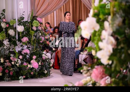 Londra, Regno Unito. 16 settembre 2023. Modelle in passerella durante la sfilata di moda di Richard Quinn, tenutasi all'Andaz Hotel nell'ambito della London Fashion Week. Il credito fotografico dovrebbe essere: Matt Crossick/Empics/Alamy Live News Foto Stock