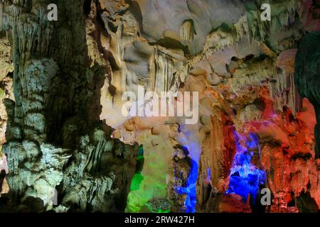 Ha Long Bay, Vietnam - 20 aprile 2009: Grotta di Thien Cung all'interno dell'isola di Bo Hon. Foto Stock