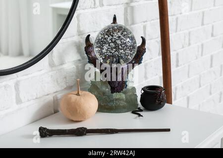 Decorazioni di Halloween sulla toletta in camera, primo piano Foto Stock