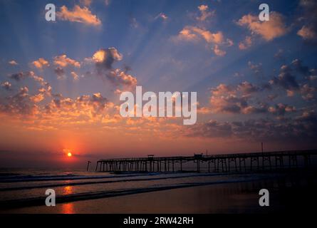 All'alba del molo di Jacksonville Beach, Jacksonville Beach, Florida Foto Stock