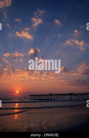 All'alba del molo di Jacksonville Beach, Jacksonville Beach, Florida Foto Stock