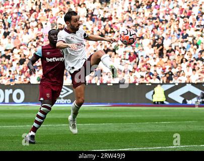 Londra, Regno Unito. 16 settembre 2023. Bernardo Silva del Manchester City segna il secondo gol della sua squadra. Partita di Premier League, West Ham Utd contro Manchester City allo Stadio di Londra, Parco Olimpico Queen Elizabeth a Londra sabato 16 settembre 2023. Questa immagine può essere utilizzata solo per scopi editoriali. Foto solo editoriale di Sandra Mailer/Andrew Orchard fotografia sportiva/Alamy Live news credito: Andrew Orchard fotografia sportiva/Alamy Live News Foto Stock