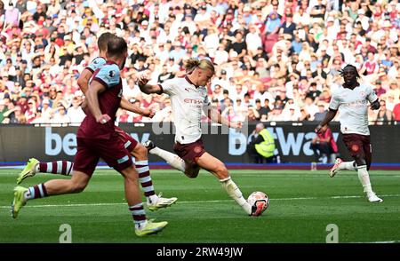 Londra, Regno Unito. 16 settembre 2023. Erling Haaland del Manchester City segna il terzo gol della sua squadra. Partita di Premier League, West Ham Utd contro Manchester City allo Stadio di Londra, Parco Olimpico Queen Elizabeth a Londra sabato 16 settembre 2023. Questa immagine può essere utilizzata solo per scopi editoriali. Foto solo editoriale di Sandra Mailer/Andrew Orchard fotografia sportiva/Alamy Live news credito: Andrew Orchard fotografia sportiva/Alamy Live News Foto Stock