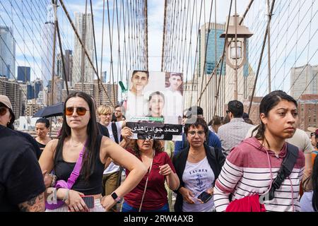 New York, USA. 16 settembre 2023. Centinaia di persone si radunano e marciano attraverso il ponte di Brooklyn a New York il 16 settembre 2023 in occasione dell'anniversario dell'omicidio di Mahsa Jina Amini in Iran dopo Carest per aver presumibilmente non indossato l'hijab. (Foto di Lev Radin/Sipa USA) credito: SIPA USA/Alamy Live News Foto Stock