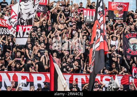 Tifosi dell'AC Milan durante la partita di campionato italiano di serie A tra FC Internazionale e AC Milan il 16 settembre 2023 allo stadio Giuseppe Meazza di Milano Foto Stock