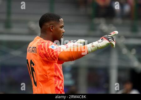 Mike Maignan (#16 AC Milan) durante la partita di campionato italiano di serie A tra FC Internazionale e AC Milan il 16 settembre 2023 allo stadio Giuseppe Meazza di Milano Foto Stock