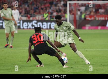 MONACO, Germania. , . 19 Alphonso DAVIS contro 30 Jeremie FRIMPONG durante la partita di Bundesliga Football tra FC Bayern Muenchen e BAYER 04 LEVERKUSEN all'Allianz Arena di Monaco di Baviera il 15. Settembre 2023, Germania. DFL, Fussball, 2:2, (foto e copyright @ ATP Images/Arthur THILL (THILL Arthur/ATP/SPP) credito: SPP Sport Press Photo. /Alamy Live News Foto Stock