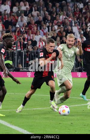 MONACO, Germania. , . 10 Florian WIRTZ contro 27 Konrad LAIMER durante la partita di Bundesliga tra il Bayern Muenchen e IL BAYER 04 LEVERKUSEN all'Allianz Arena di Monaco di Baviera il 15. Settembre 2023, Germania. DFL, Fussball, 2:2, (foto e copyright @ ATP Images/Arthur THILL (THILL Arthur/ATP/SPP) credito: SPP Sport Press Photo. /Alamy Live News Foto Stock