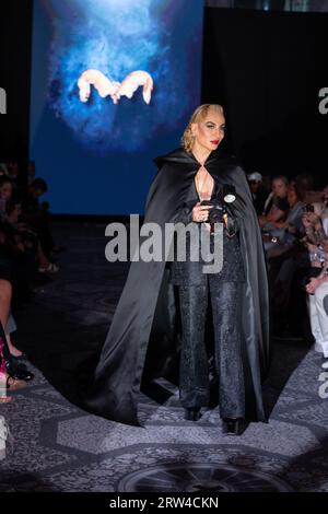 Elton Ilirjani cammina al Malan Breton London Fashion Week SS24 Runway Show a Londra, in inglese, il 15 settembre 2023 (foto di David Warren/Sipa? USA) credito: SIPA USA/Alamy Live News Foto Stock