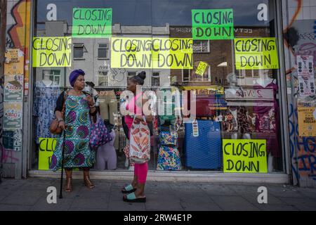 Londra, Regno Unito. 16 settembre 2023. Regno Unito recessione economica. Aziende indipendenti con la chiusura della segnaletica a Peckham, sud-est di Londra. Mentre la Banca d'Inghilterra e il Fondo monetario Internazionale hanno detto che il Regno Unito non sta cadendo in una recessione, alcuni esperti non sono convinti. Una recente analisi di Bloomberg suggerisce che una recessione del Regno Unito durata un anno dovrebbe iniziare nel quarto trimestre del 2023 se la BoE innalza il tasso base al 5,75% entro novembre. Crediti: Guy Corbishley/Alamy Live News Foto Stock