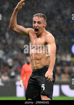 Milano, Italia. 16 settembre 2023. Davide Frattesi dell'Inter Milan festeggia il suo gol durante una partita di serie A tra l'Inter Milan e l'AC Milan a Milano, in Italia, il 16 settembre 2023. Credito: Alberto Lingria/Xinhua/Alamy Live News Foto Stock