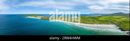 Panorama aereo della baia di Balnakeil con spiaggia sabbiosa e dune sulla destra, penisola di Faraid Head all'orizzonte sinistro, Durness, Highlands, Scozia Foto Stock