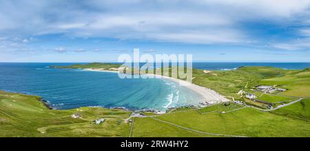 Panorama aereo della baia di Balnakeil con spiaggia sabbiosa e dune, penisola di Faraid Head all'orizzonte sinistro, Durness, Highlands, Scozia, Regno Unito Foto Stock