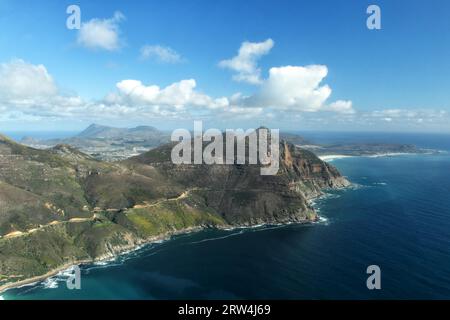 Vista aerea di Hout Bay, città del Capo, Sud Africa con vista su Chapmans Peak Drive e la Penisola del Capo Foto Stock