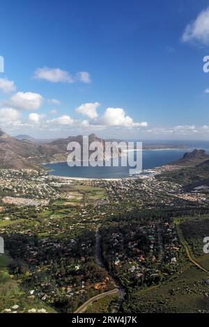 Vista aerea della Baia di Hout, sobborgo di città del Capo, Sud Africa, e vista sulla Penisola del Capo Foto Stock