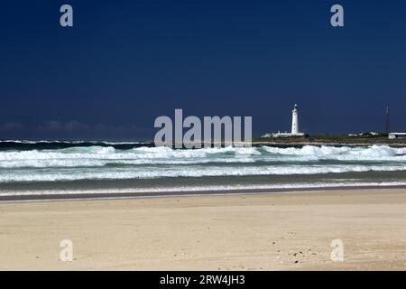 Spiaggia di Cape St Francis e faro sulla Garden Route in Sud Africa. Francis, Sud Africa Foto Stock