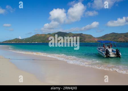 Escursioni in barca sulla spiaggia di Curieuse con vista su Praslin, Seychelles Foto Stock