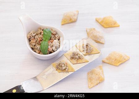 Carne macinata con pomodori e basilico per il ripieno di tortellini e ravioli Foto Stock