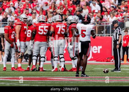 Columbus, Ohio, USA. 16 settembre 2023. L'attacco degli Ohio State Buckeyes si riunisce durante la partita tra i Western Kentucky Hilltoppers e gli Ohio State Buckeyes all'Ohio Stadium di Columbus, Ohio. (Immagine di credito: © Scott Stuart/ZUMA Press Wire) SOLO USO EDITORIALE! Non per USO commerciale! Foto Stock