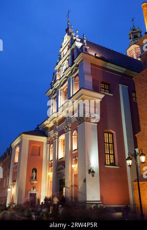 Chiesa gesuita (Chiesa della graziosa madre di Dio) a Varsavia, Polonia di notte, stile architettonico manierista del XVII secolo Foto Stock