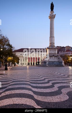 Piazza Rossio all'alba a Lisbona, Portogallo, con la colonna di Pietro IV e il Teatro Nazionale di Dona Maria II Foto Stock