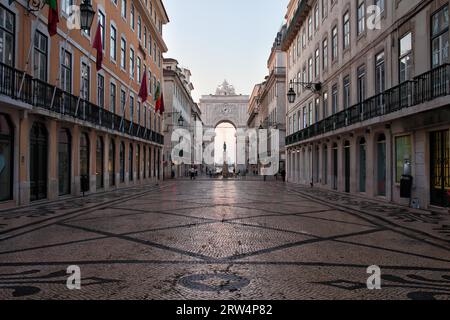 La strada pedonale principale di Rua Augusta al mattino, città di Lisbona, Portogallo Foto Stock