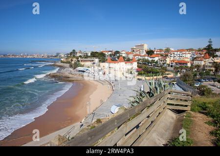 Pittoresca località turistica di Estoril in Portogallo, spiaggia sull'Oceano Atlantico e passeggiata sul lungomare Foto Stock