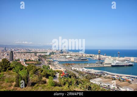 Vista mozzafiato dalla collina di Montjuic sulla città di Barcellona in Catalogna, Spagna Foto Stock