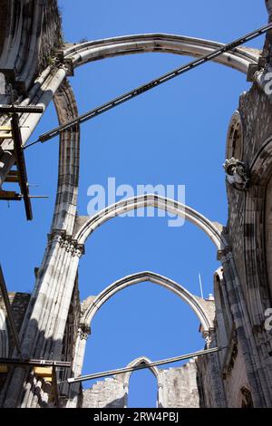 Archi in rovine della chiesa gotica del XIV-XV secolo Igreja do Carmo a Lisbona, Portogallo, distrutta dal terremoto nel 1755 Foto Stock