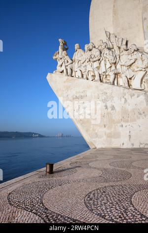 Monumento alle scoperte (Padrao dos Descobrimentos) sul fiume Tago nel quartiere di Belem a Lisbona in Portogallo Foto Stock