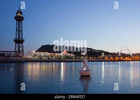 La torre della funivia di Montjuic (Torre Jaume i) e la baia al crepuscolo a Barcellona, Catalogna, Spagna Foto Stock