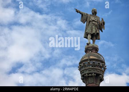 Cima del Monumento a Colombo (Mirador de Colom) a Barcellona, Catalogna, Spagna. Statua di bronzo di Rafael Atche Foto Stock