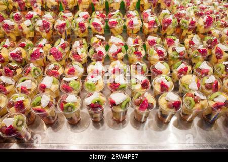 Mix fresco, tagliato, sbucciato di frutta di diversi tipi su un banco di mercato, dieta vegetariana sana, cibo nutriente, alto contenuto di vitamine Foto Stock