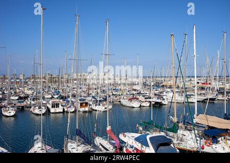 Barche a vela nel porto turistico di Port Olimpic nella città di Barcellona, Catalogna, Spagna Foto Stock