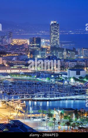 Città di Barcellona di notte in Catalogna, Spagna, vista dall'alto su Rambla de Mar e Port Vell Foto Stock